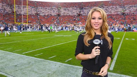 Former NFL Sideline Reporter Covers Up After。